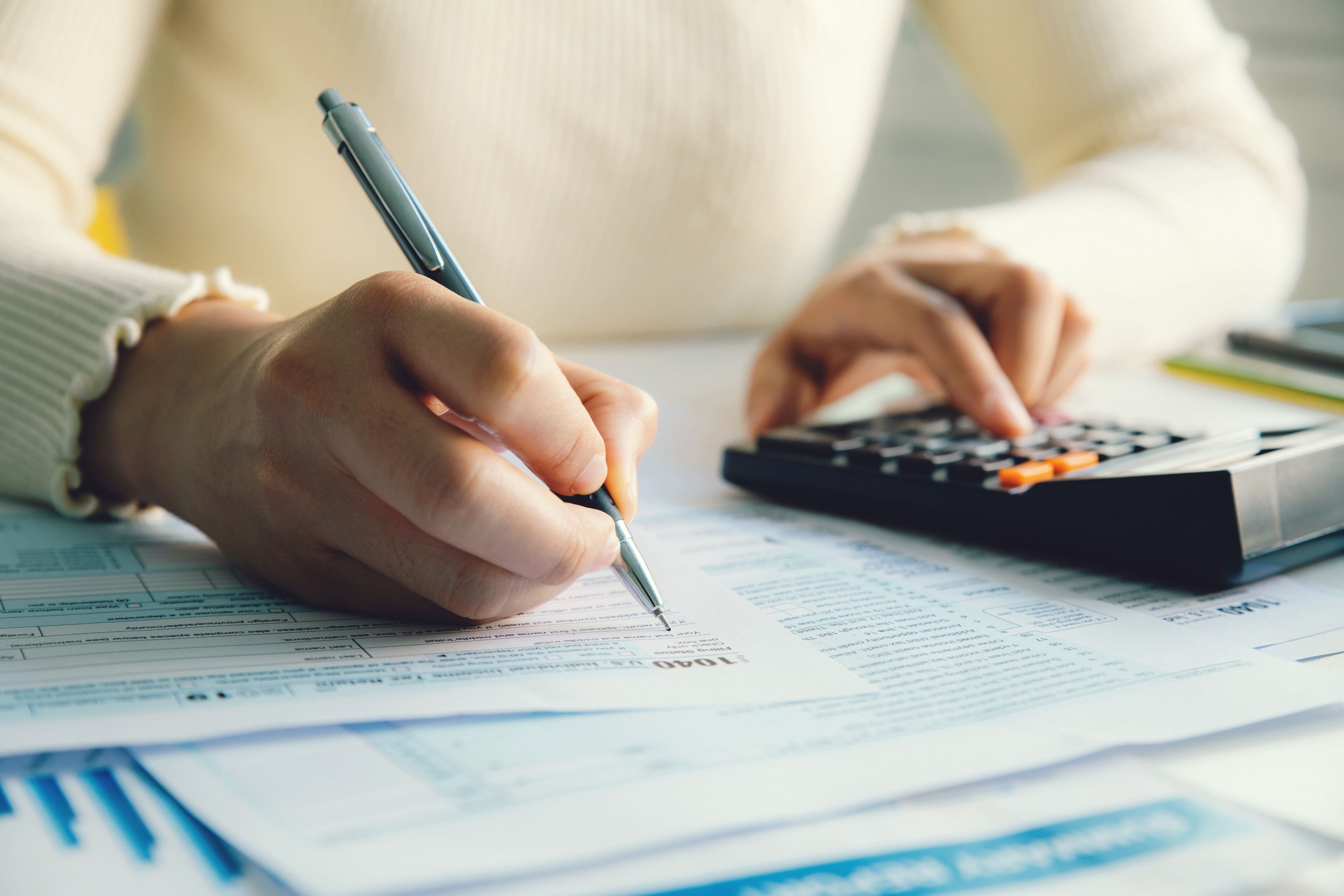 El pago del IVA y renta para los contribuyentes del régimen simplificado se hace de forma trimestral, en abril, julio, octubre y enero.
