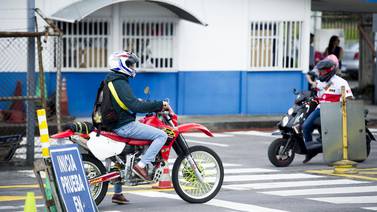 Autoridades de transporte condenan propuesta de servicio de taxi en motocicleta
