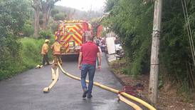 Bomberos hallan hombre fallecido dentro de casa extinta por las llamas en Cartago