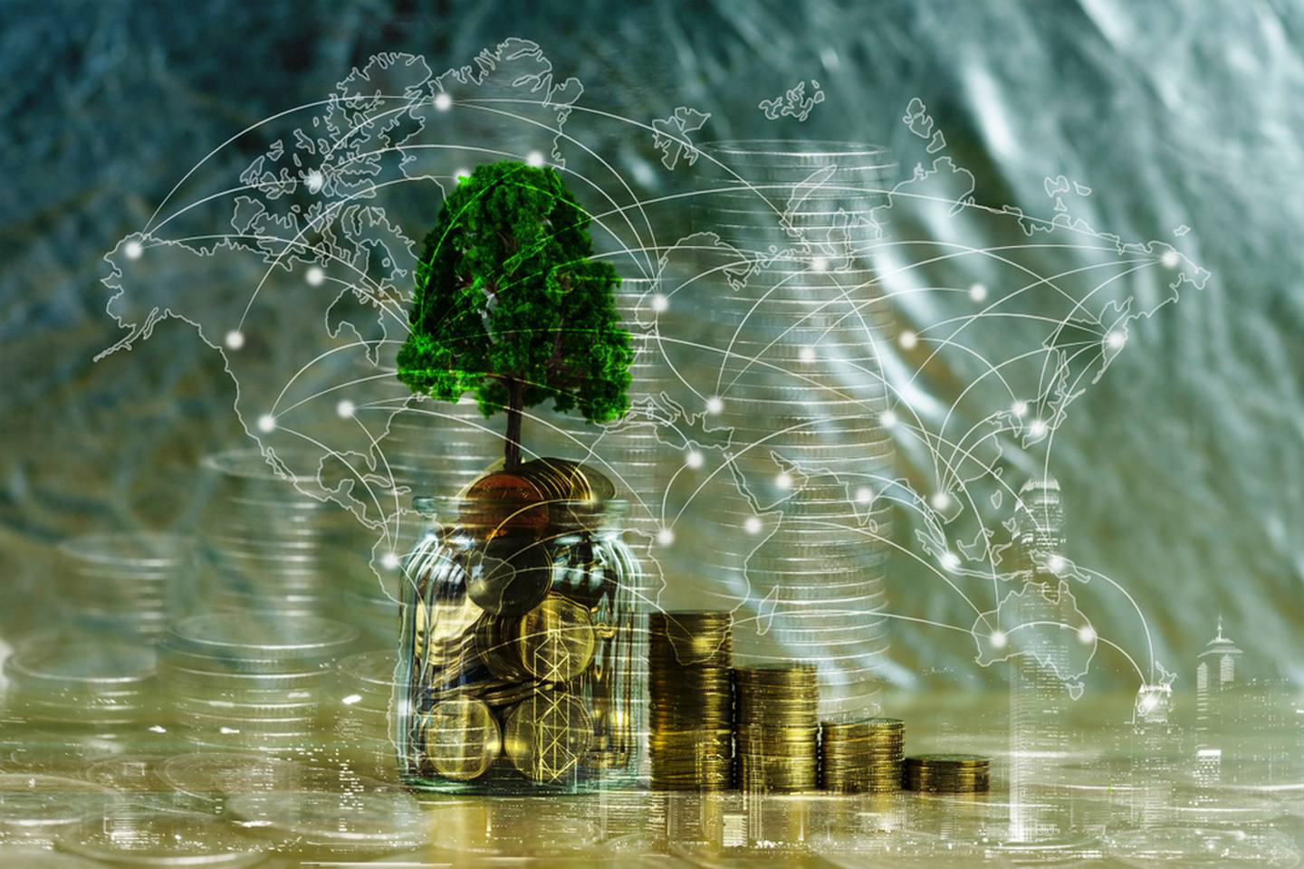 Mapamundi con monedas y árbol creciendo en representación de la sostenibilidad