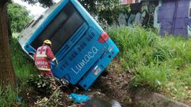 Vuelco de autobús deja 24 heridos