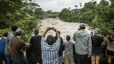 El huracán Lane golpea Hawái y miles buscan refugio en albergues