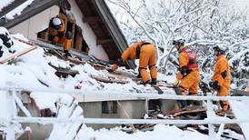 Número de desaparecidos en el sismo de Japón se triplica y supera los 300