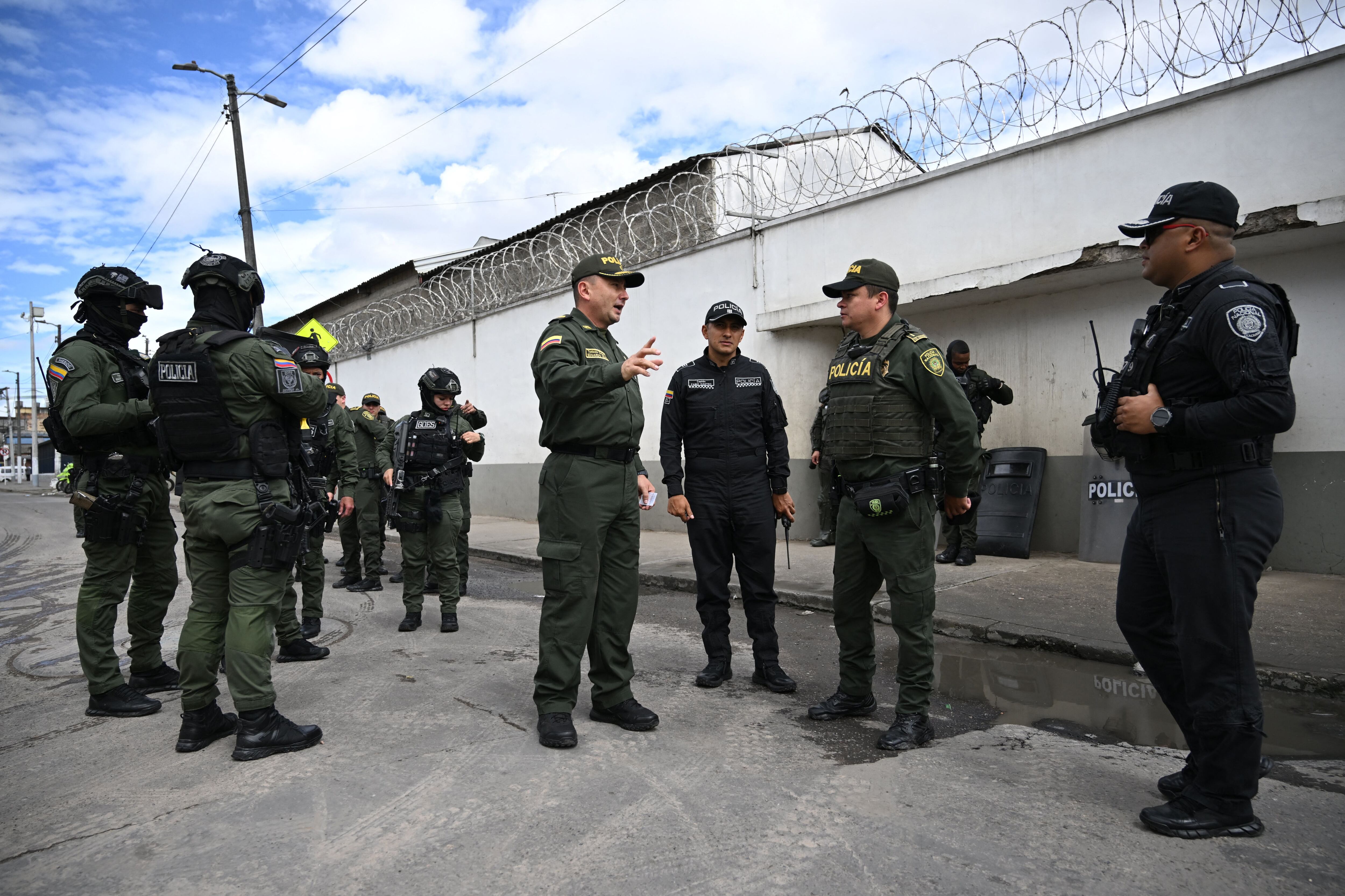 Oficiales de policía hablan junto a la prisión La Modelo en Bogotá.