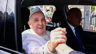 Papa Francisco al salir del hospital: ‘Aún estoy vivo’ 
