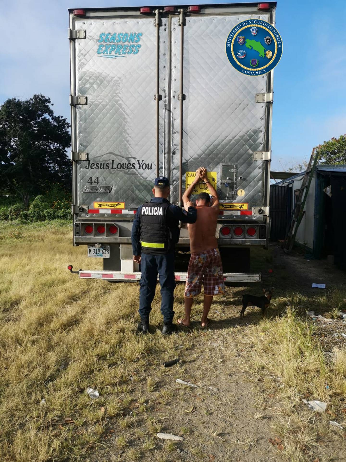 El detenido en un predio cercano al parque de Barranca, Puntarenas, quedó a la órden de la Fiscalía. La Policía busca a dos cómplices en fuga. Foto: Cortesía MSP.
