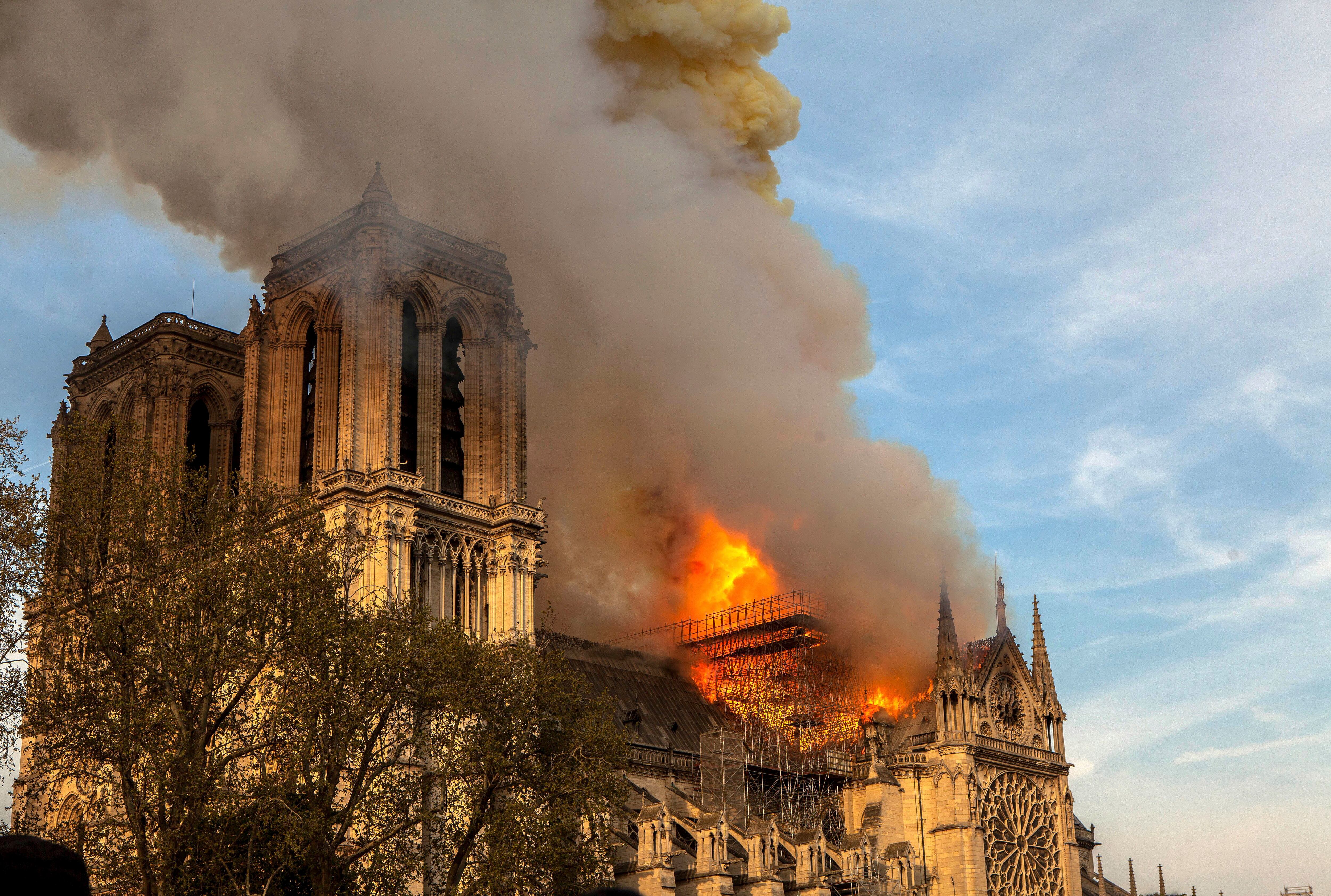 Notre Dame, uno de los grandes centros de atracción turística de París, ardió en abril del 2019. Foto: AP 