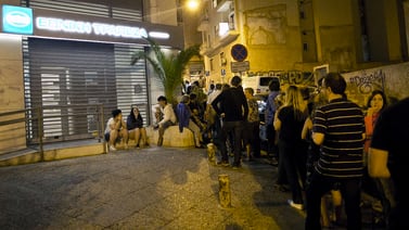 Aplicación celular ayuda a griegos a encontrar cajeros con dinero