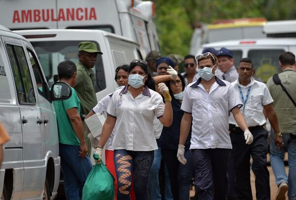 Personal de emergencia acudió al sitio del accidente después de que un avión de Cubana de Aviación se estrelló después de despegar del aeropuerto José Martí de La Habana. Foto: AFP
