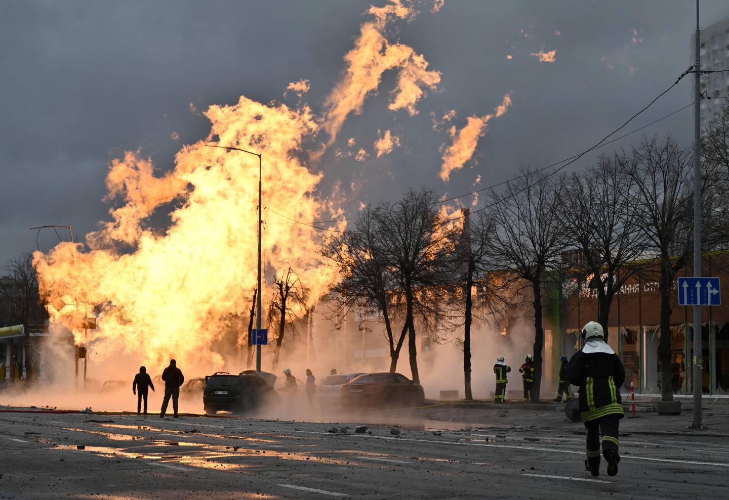 Los bomberos ucranianos intentan extinguir un incendio tras un ataque con misiles en Kiev, en medio de la invasión rusa de Ucrania.