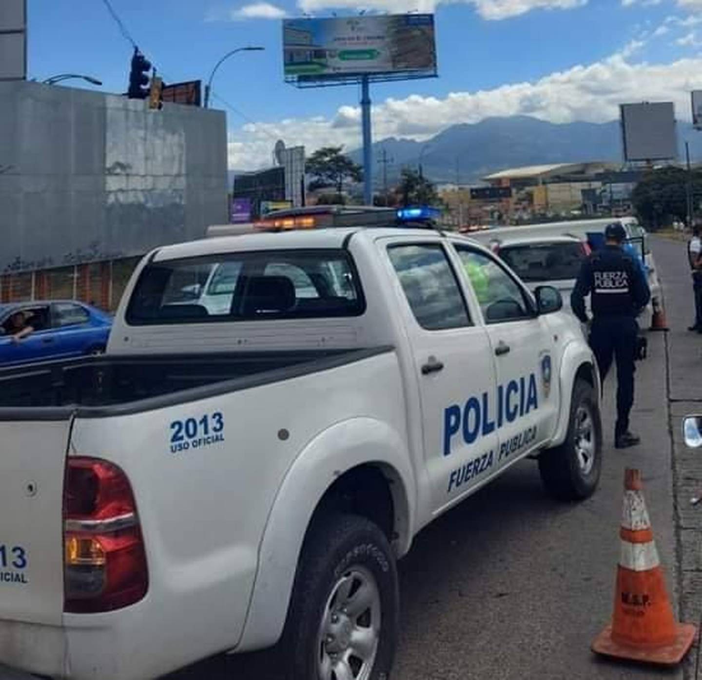 Varias patrullas llegaron al sitio de la colisión en Alajuela, donde el privado de libertad perdió la vida al no llegar a tiempo a recibir atención médica. Foto: suministrada por Reiner Montero.