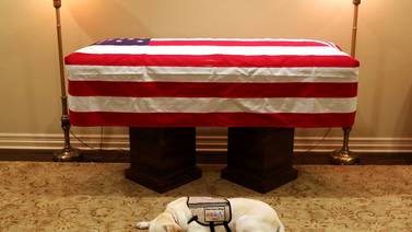 Sully sigue al lado de su amo fallecido, el expresidente George H.W. Bush