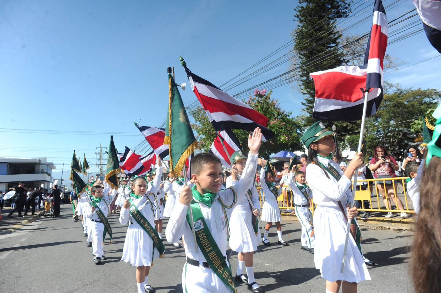 La banda de la Escuela Guatemala abrió los desfiles de Alajuela, este 11 de abril. Foto: Jorge Navarro