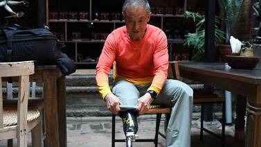 Alpinista chino, con prótesis en sus piernas, pretende conquistar la cumbre del monte Everest