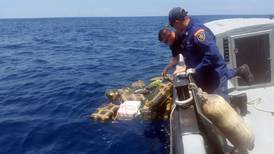 Guardacostas y Vigilancia Aérea detienen lancha con 601 kilos de cocaína en el Pacífico