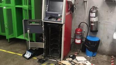 Ladrones saquean cajero automático y roban celulares y computadoras en Maxi Palí de Puntarenas