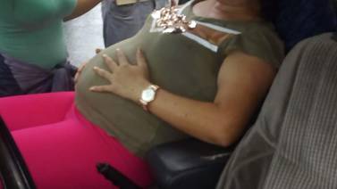 (Video) Manifestantes impiden paso de mujer en labor de parto y le quiebran los vidrios del carro 