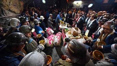 Mineros bolivianos ofrecen en rituales corazones de llamas que aún laten 