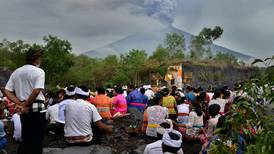 Autoridades de Indonesia decretan alerta máxima en Bali por actividad volcánica