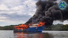 Barco se incendió en pleno estero de Puntarenas