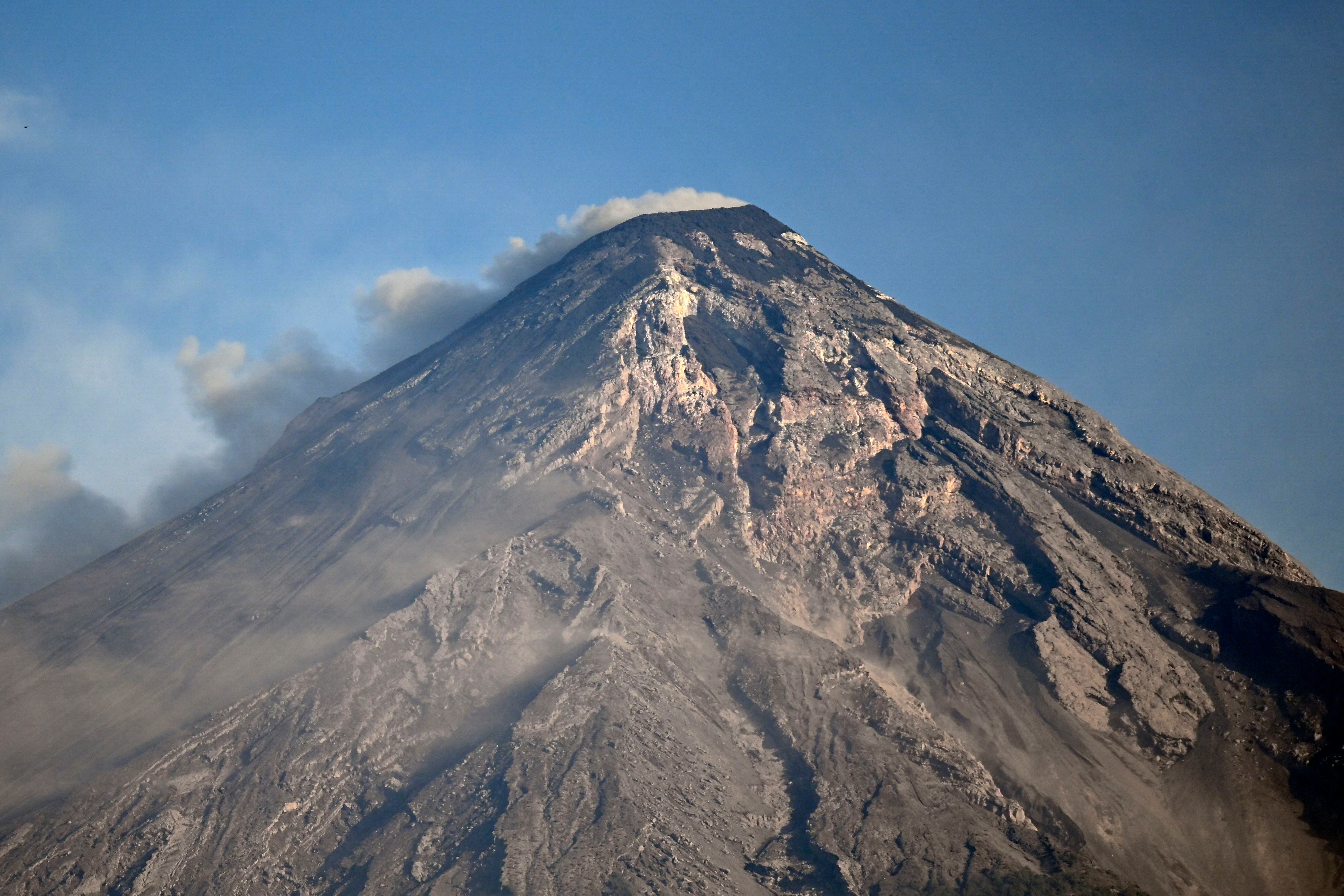 Cerca de 1.200 personas regresaron a sus viviendas tras erupción de volcán en Guatemala