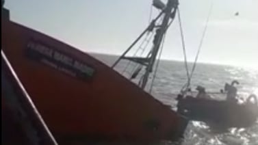 Buque se hundió en aguas abiertas y su tripulación fue salvada por otro barco en Argentina