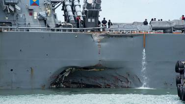 Barcos buscan a 10 marinos estadounidenses desaparecidos tras accidente de destructor