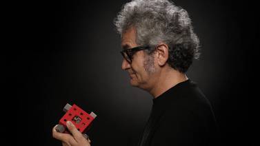 El matemático tico que construye coloridas cajas con perillas para crear música electrónica