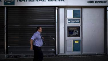 Bancos griegos reabren  en medio de la   incertidumbre