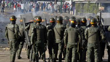 Militares venezolanos podrán usar armas letales en protestas  