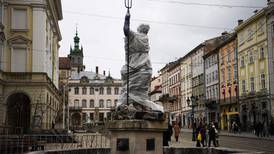 Ante el temor de las bombas rusas, Lviv protege su patrimonio cultural