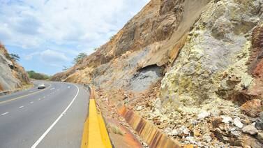 Ocho deslizamientos amenazan  carreteras a Caldera y a Limón