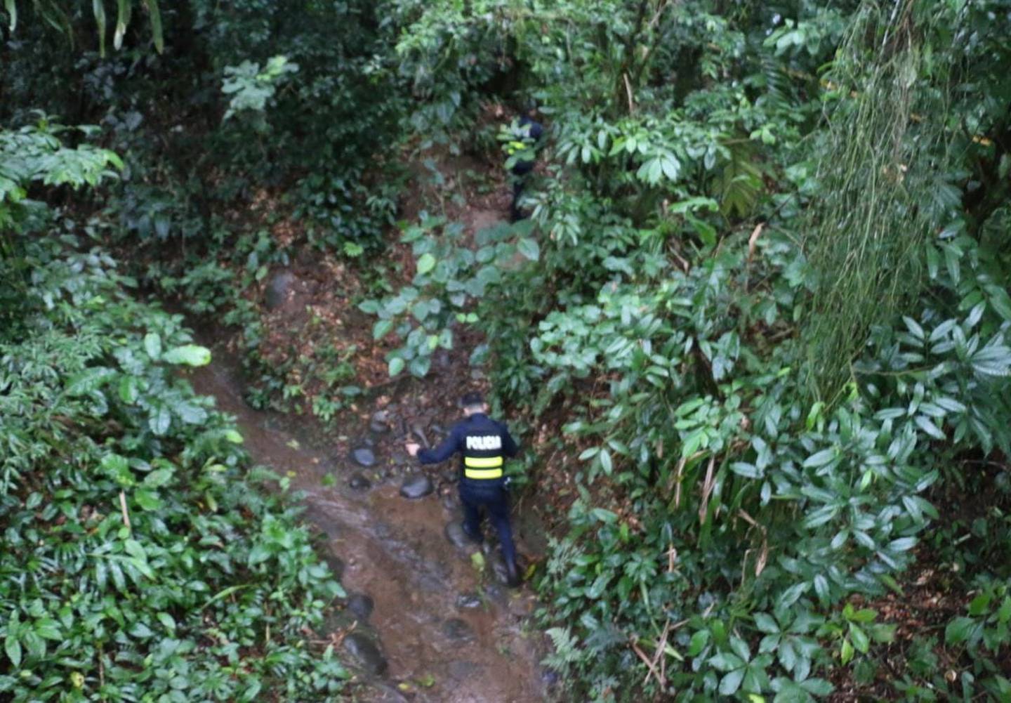 Hallan cuerpo de hombre asesinado dentro de río en Río Frío de Sarapiquí. Foto Reyner Montero.