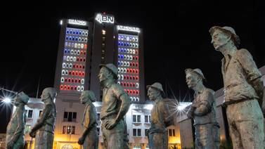 Edificio del Banco Nacional ilumina San José con colores patrios 