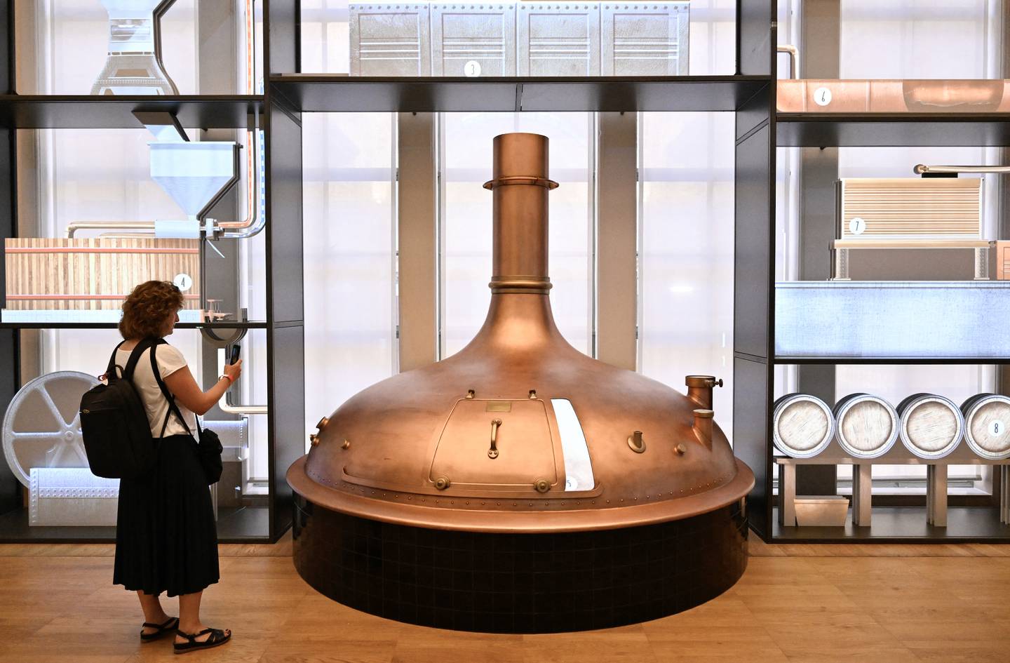Una mujer conoció este 9 de setiembre un tanque de fermentación en El Mundo de la Cerveza Belga, el centro de experiencias interactivas más grande del mundo dedicado a la cerveza, inaugurado en el renovado edificio de la bolsa de valores de Bruselas. Fotografía: