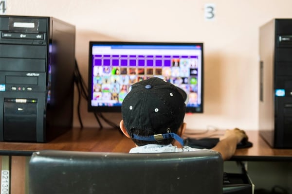 Este ñino aprovechó una computadora de la biblioteca pública de Moravia para entretenerse con un videojuego. Foto: Alejandro Gamboa