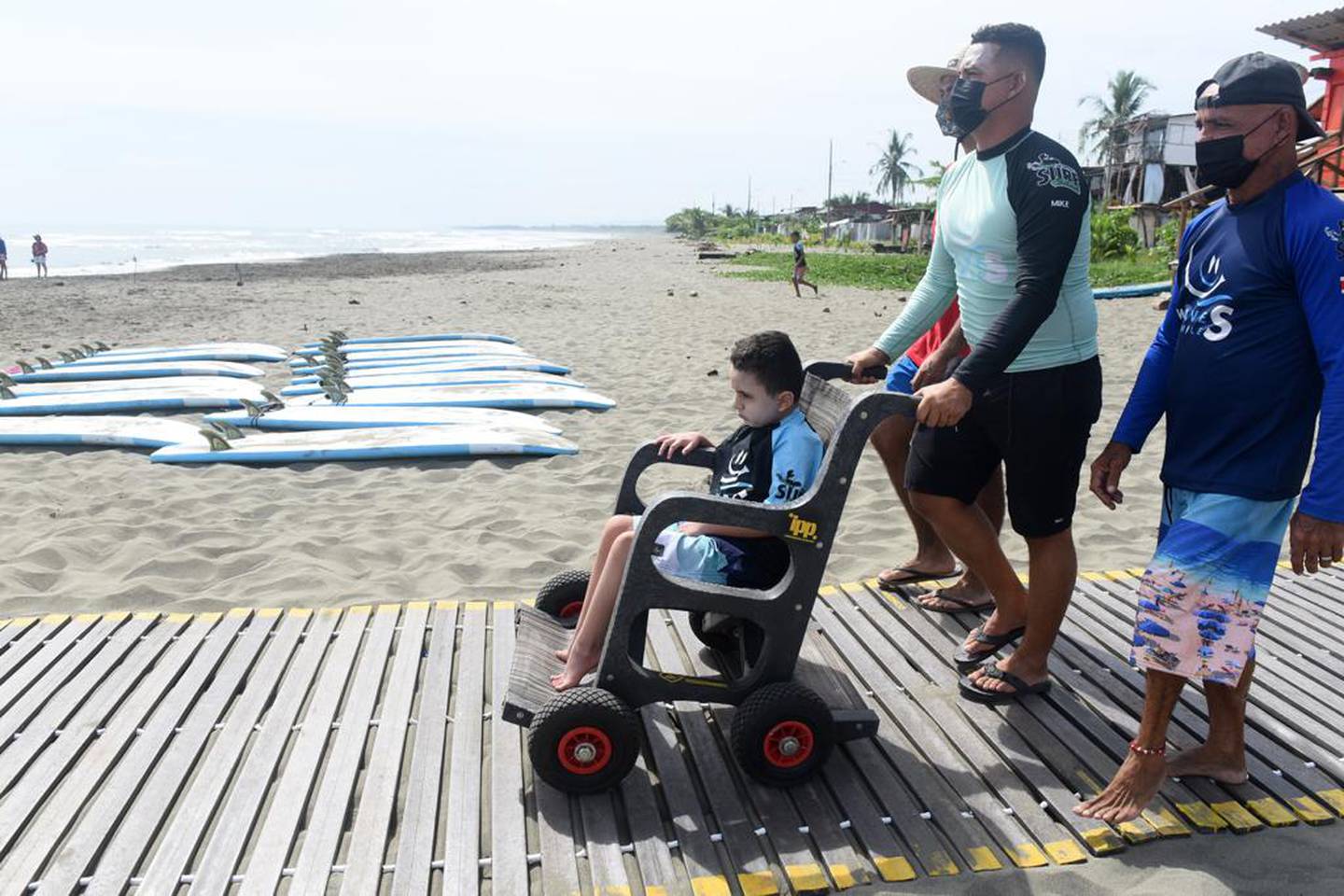 Inauguran proyecto de playa accesible en playa de Cieneguita, en Limón. Foto ICT.