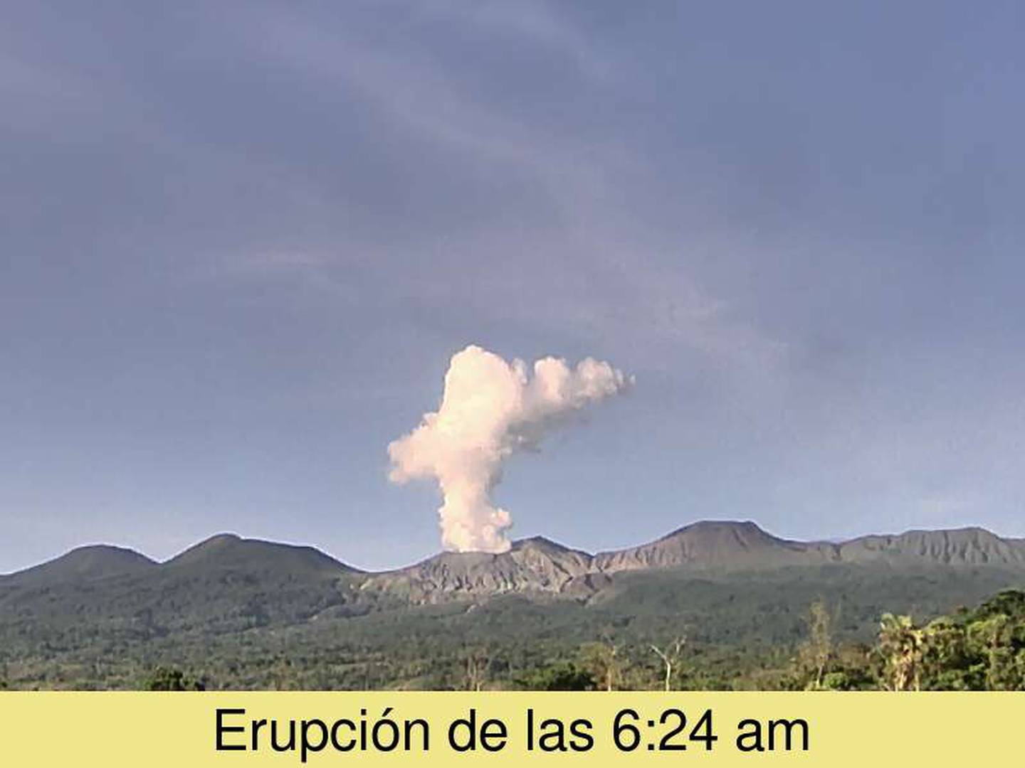 El viento calmo  permitió que la columna se gases se elevara  de forma vertical, Por lo despejado de esta mañana se pudo captar desde lejos la erupción del volcán Rincón de la Vieja. Foto: Ovsicori.