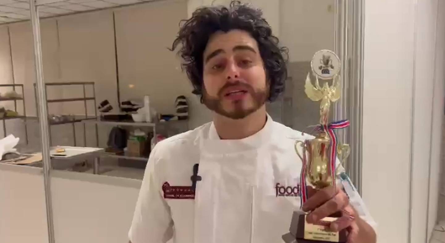 Pablo posa con el trofeo que lo acredita como el panadero más destacado de la competencia. Foto: Cortesía