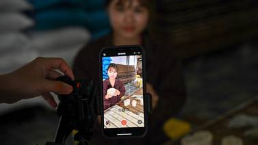 Cansados de las fábricas, jóvenes vietnamitas se trasladan al comercio en línea