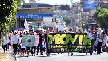 Familiares de detenidos en El Salvador piden alternativas a prisión por razones de salud