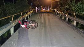 Dos motociclistas mueren al chocar contra baranda en puente angosto