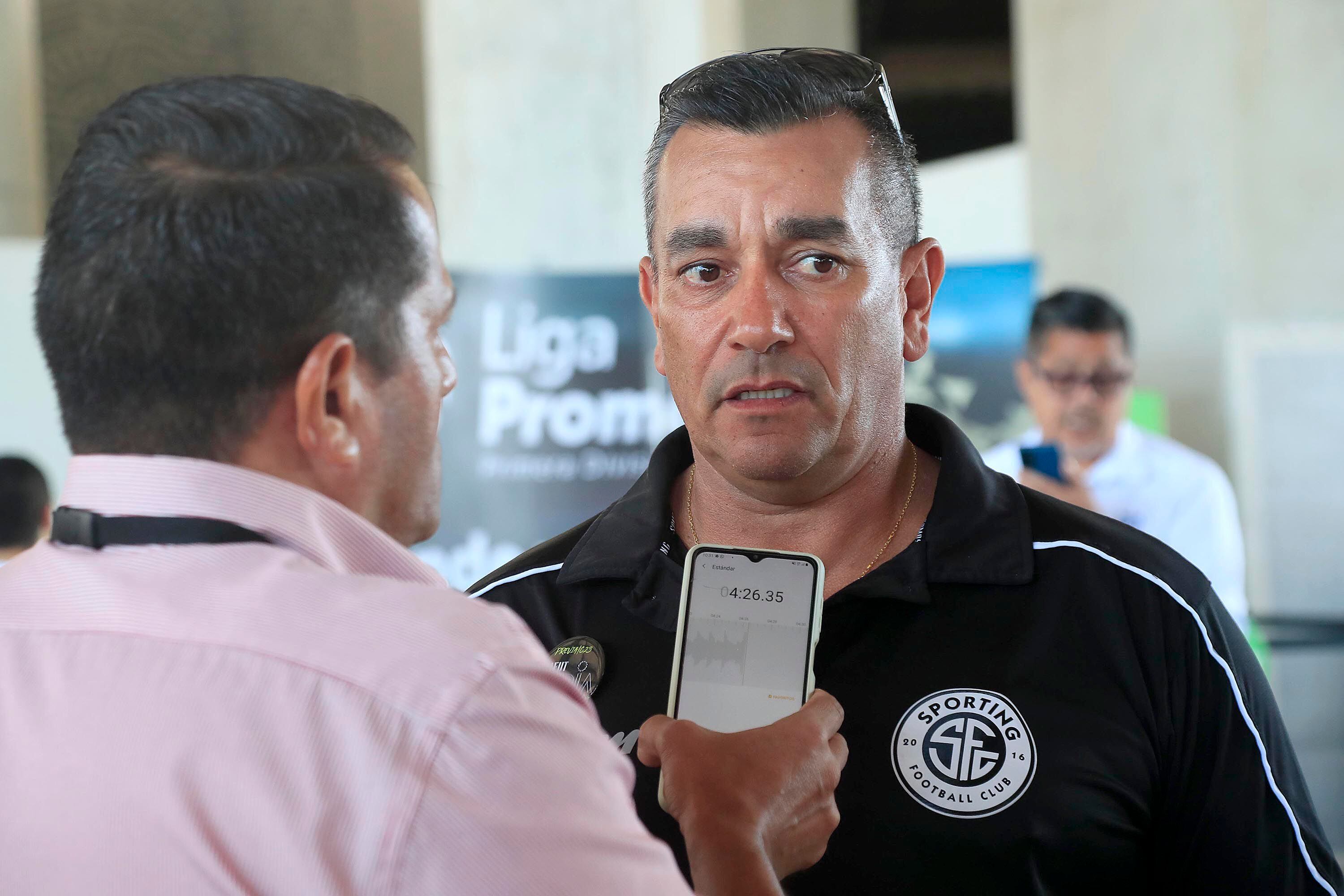 Diago Giacone, técnico de Sporting, atendió a los medios en la actividad que se efectuó en la Desarrolladora inmobiliaria Aleste en Curridabat.