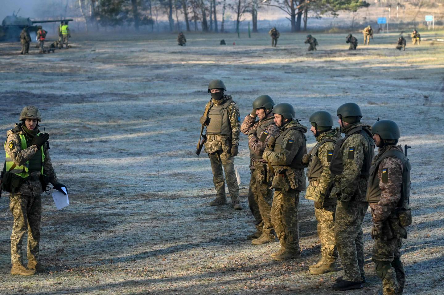 Soldados ucranianos participan en un ejercicio de tiro en un centro de entrenamiento en las afueras de Kiev, Ucrania, durante una visita del ministro de Defensa alemán a su homólogo ucraniano