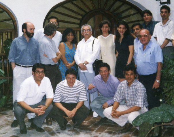 Cartagena, noviembre 1998. Gabriel García Márquez con los periodistas latinoamericanos que participaron en un taller que impartió, durante tres tardes, en la Fundación Gabo. Por las mañanas, otro maestro del periodismo, el español Álex Grijelmo, era el instructor (de pie, segundo de izq. a derecha). 