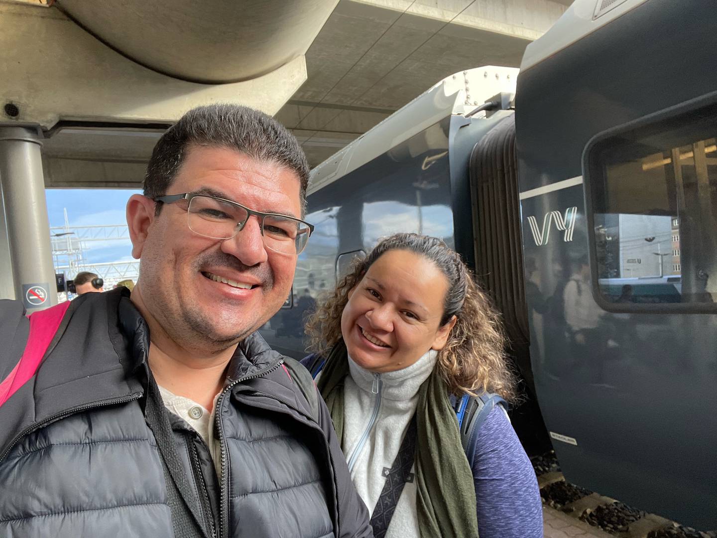 Nancy Díaz y Jairo Villegas S. antes de abordar el tren desde el Aeropuerto Internacional Oslo-Gardermoen a la capital.