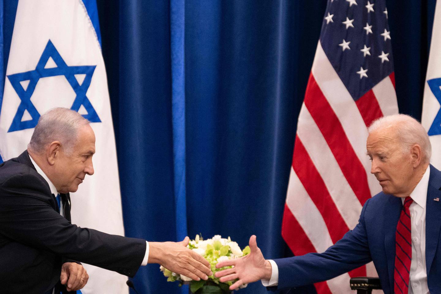 El presidente de los Estados Unidos, Joe Biden, estrecha la mano del primer ministro de Israel, Benjamin Netanyahu, en una reunión que se sustuvo el pasado 20 de setiembre en Nueva York.