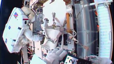 Dos astronautas salen de la Estación Espacial Internacional para instalar nuevas baterías