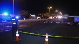 Pistoleros bajan de carro, arrastran y asesinan a hombre frente a restaurante en Caldera