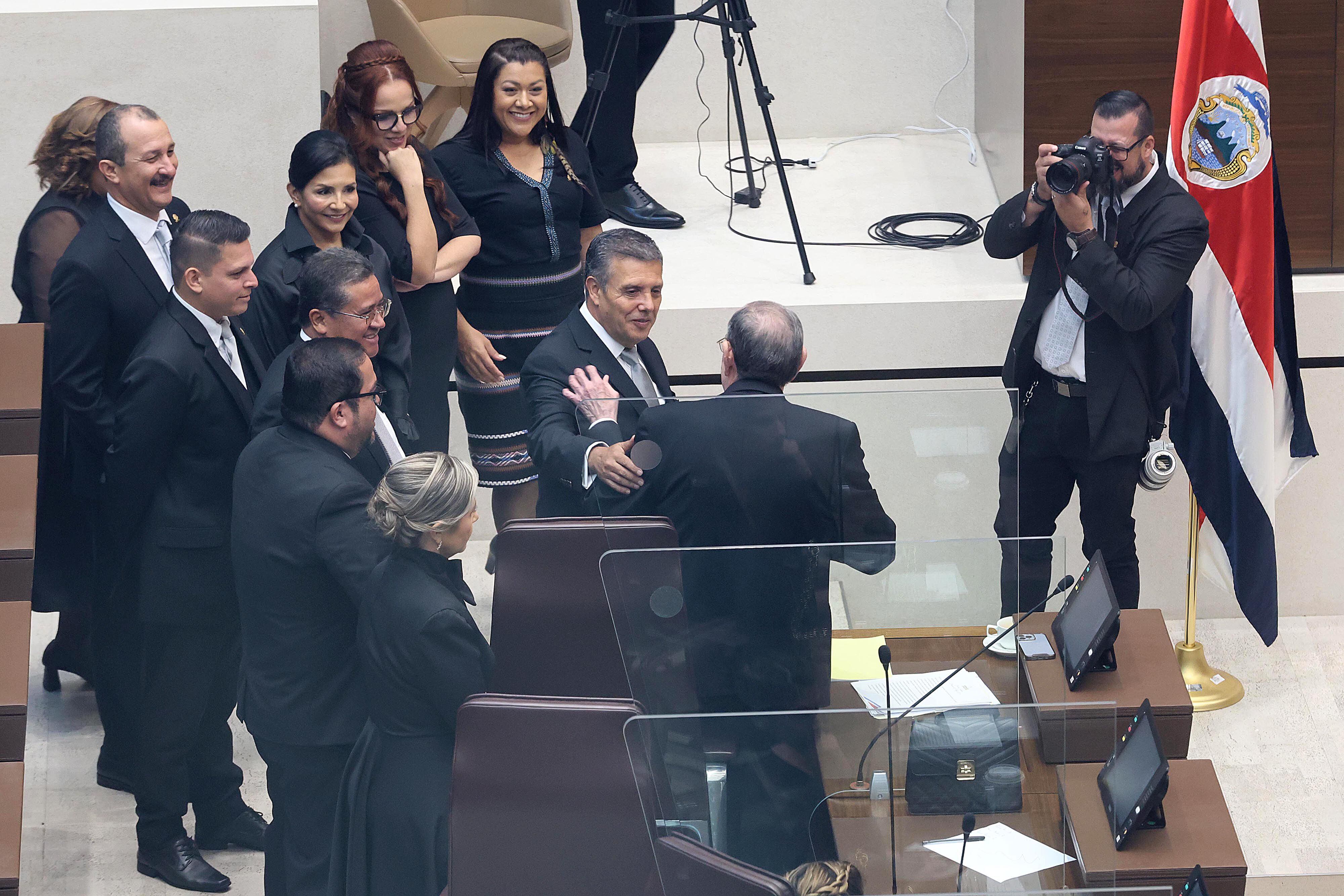 La fracción del PLN demostró disciplina en el proceso de negociación para la reelección de Rodrigo Arias en la presidencia legislativa. Óscar Izquierdo saluda al jerarca del Congreso (de espaldas). Foto: 